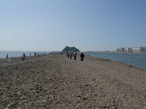 锦州笔架山风景区，落潮时段，露出的沙石坝（人称天桥），远处笔架山岛