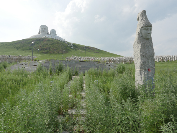 蒙元帝王雕塑群七月上旬