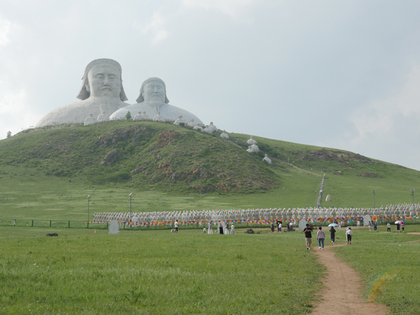 蒙元帝王雕塑群七月上旬