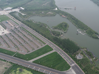 大安市嫩江湾旅游区七月初，左上南门，右上九曲诗词桥，右下八角铜镜区域