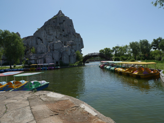 大庆龙凤湿地公园，假山游乐园区域