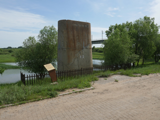 江桥抗战纪念地景区，日伪时期水泥桥墩