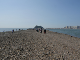 锦州笔架山风景区，落潮时段，露出的沙石坝（人称天桥），远处笔架山岛