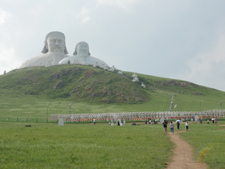 蒙元帝王雕塑群七月上旬