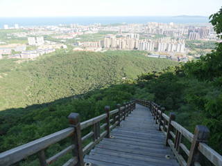 首山国家森林公园六月上旬，登山栈道，高处可远眺大海及城区景色
