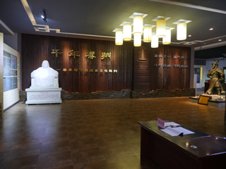 塔子城遗址博物馆，左侧耶律大石雕像，右侧泰州都统婆卢火雕像