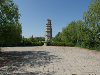 塔子城辽金古城遗址景区七月初，仿古辽塔