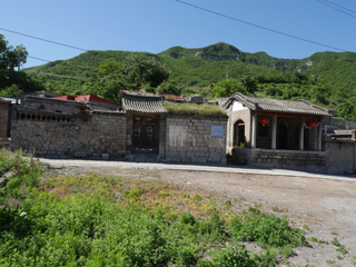 乏驴岭村五月下旬，右侧古戏台，始建于清乾隆二十三年（1758年）